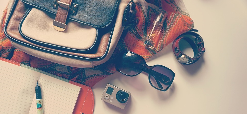 10 Things Every Woman Should Have in Her Purse