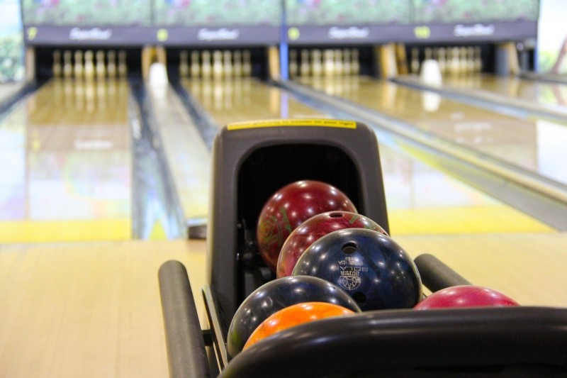 indoor-games-bowling-colorful-bowling-balls-bowling-pin